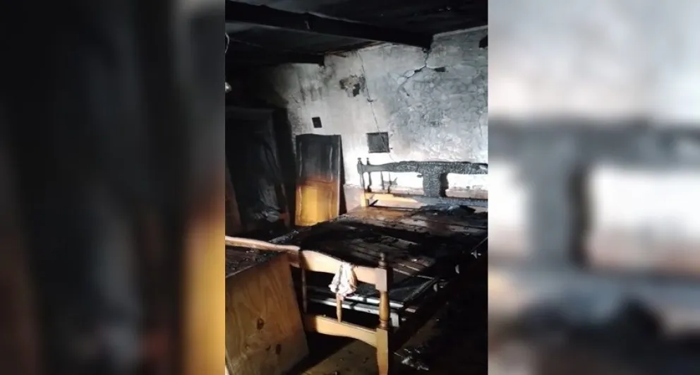 Incendio en una vivienda dejó considerables daños materiales en una habitación