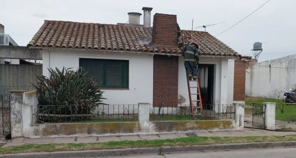 Un incendio en el cielo raso de una casa convocó a los servicios de emergencias