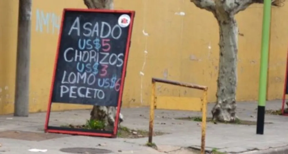 Una carnicería sacó a exhibir sus pizarrones y los precios estaban en dólares