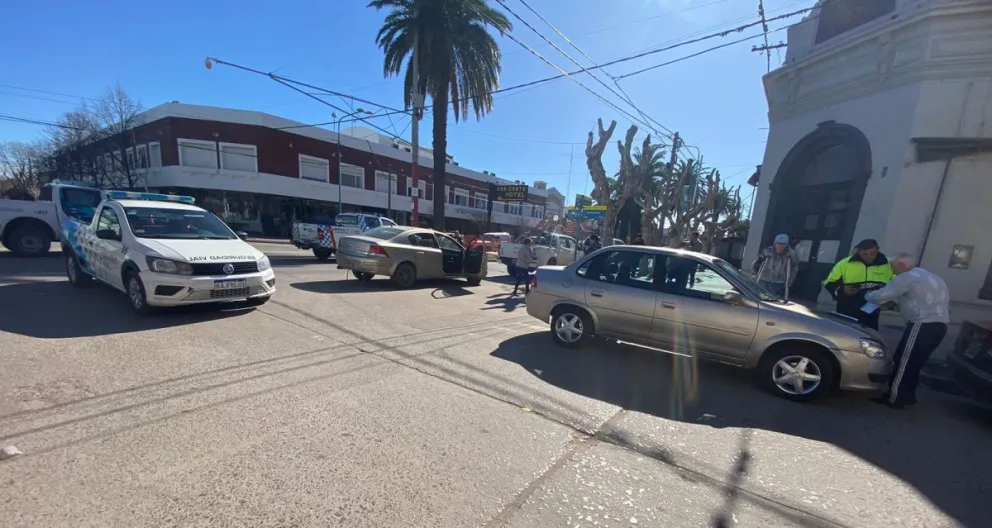 Dos automóviles protagonizaron una colisión en el centro de la ciudad
