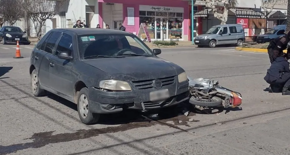 Dos mujeres hospitalizadas tras un choque entre una moto y un auto