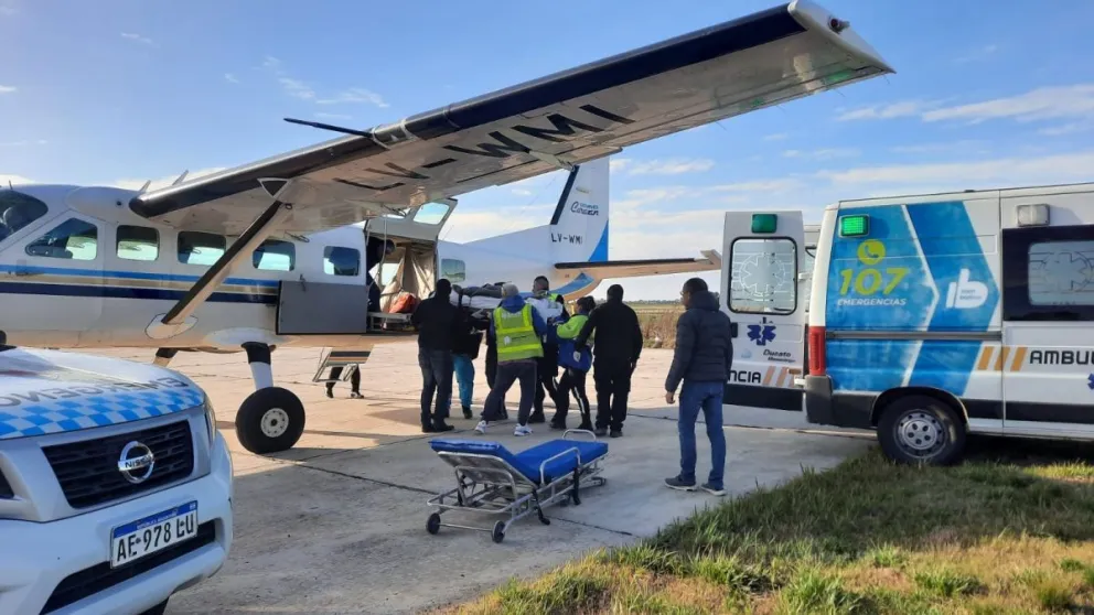 Trasladaron en avión sanitario al motociclista que colisionó contra un camión