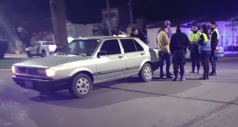 Un hombre resultó hospitalizado tras una colisión entre una moto y un auto