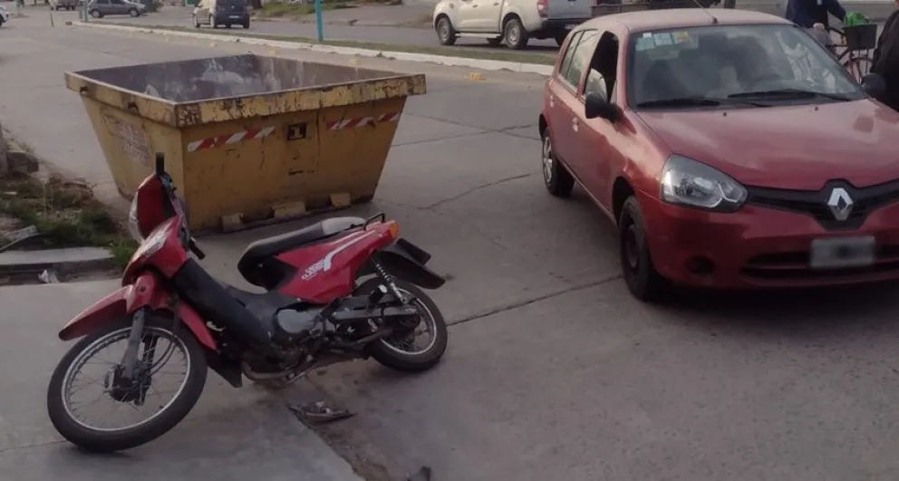 Accidente vehicular: tres personas que se trasladaban en una moto fueron hospitalizadas