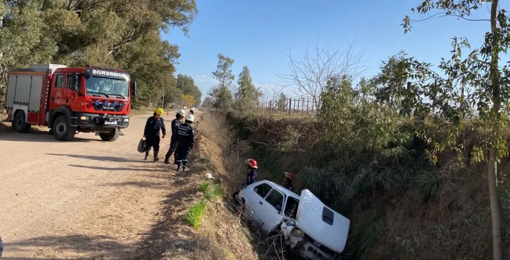 Un automóvil sufrió un despiste y cayó a una cuneta en barrio Vivanco