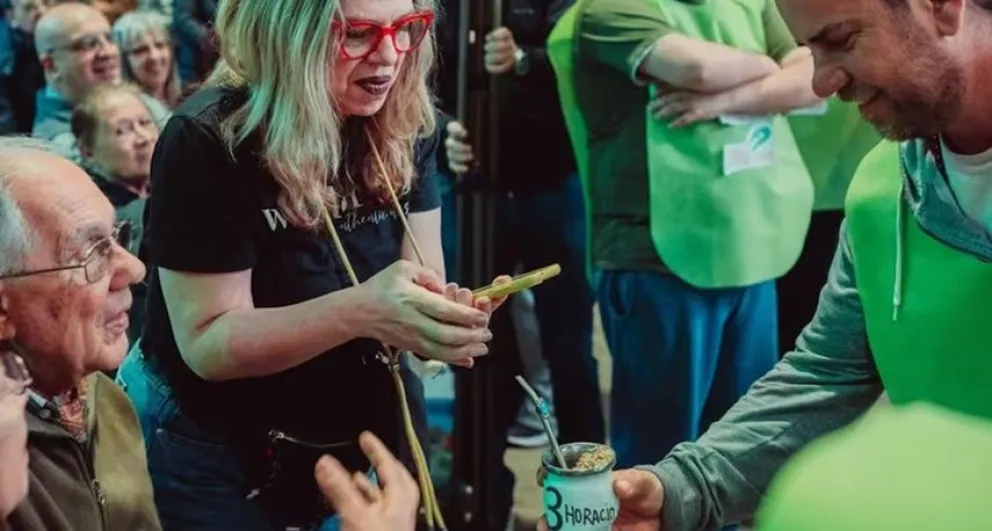 Se consagró como el mejor cebador de mates del país y compartió su técnica para no lavar la yerba 