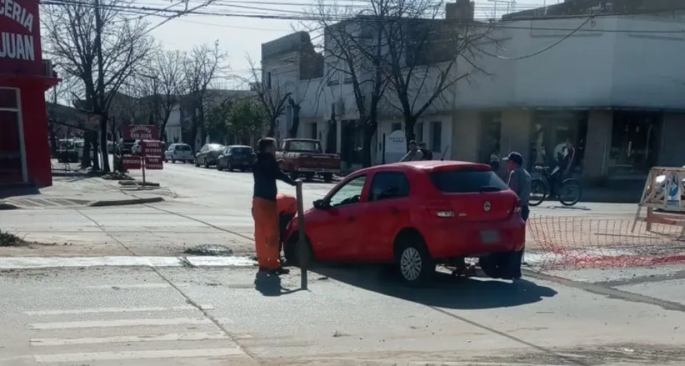 Un auto que se trasladaba por el centro se encajó y quedó atrapado en cemento fresco 