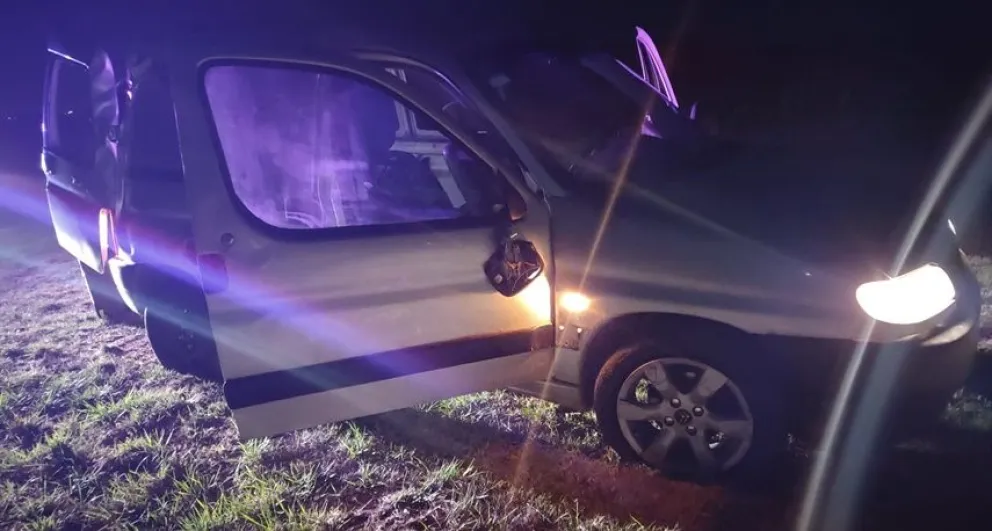 A una camioneta se le rompieron dos cubiertas y volcó en el acceso Barnetche