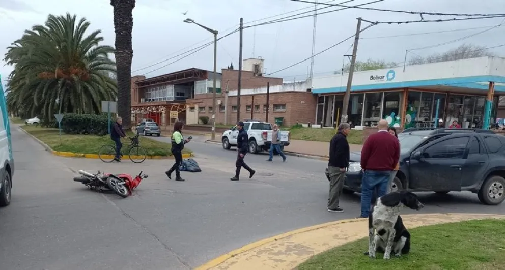 Una mujer resultó hospitalizada tras colisionar un auto y una moto