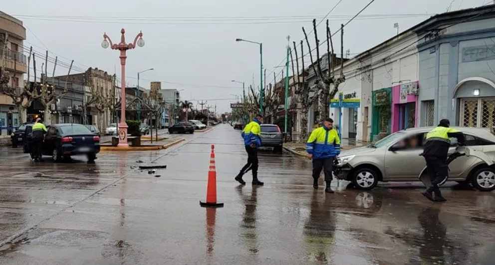 Choque y daños materiales en avenida San Martín durante la lluviosa jornada de sábado