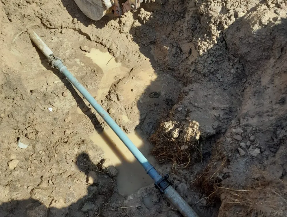 Obras Sanitarias reparó un caño de agua y el suministro se va normalizando