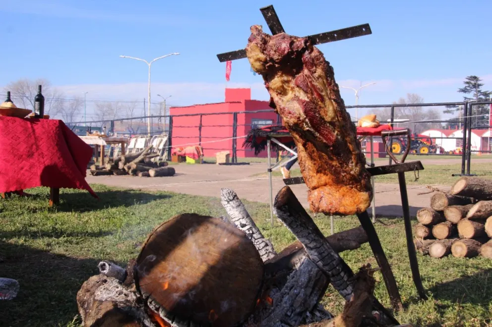 Una pareja de asadores se destacó cocinando un costillar y ganó $100.000 en premio