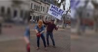 Careta de león y una motosierra prendida: el insólito video de un militante de Milei en Olavarría