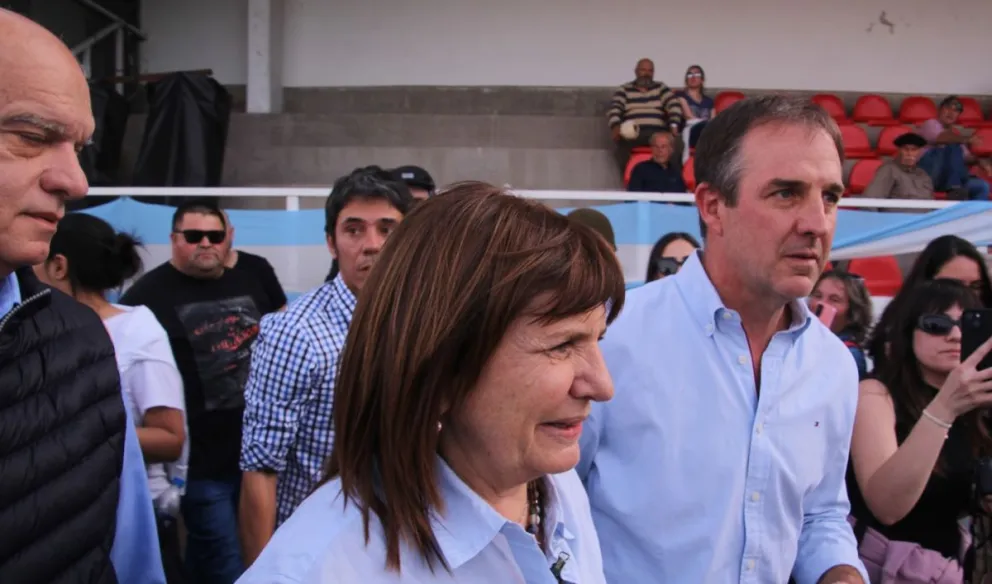 Patricia Bullrich en una recorrida años atrás por la Sociedad Rural de Bolívar junto a su presidente, José Erreca. Archivo Presente Noticias