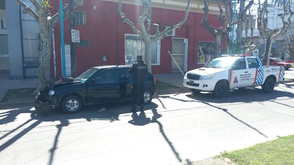 Dos automóviles protagonizaron un fuerte choque en pleno centro