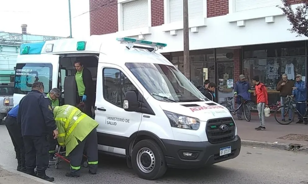 Joven hospitalizada tras caer de su moto en plena avenida Brown