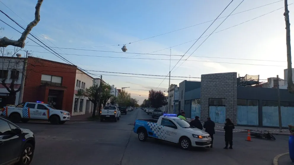 Una mujer y un menor fueron hospitalizados tras una colisión en planta urbana