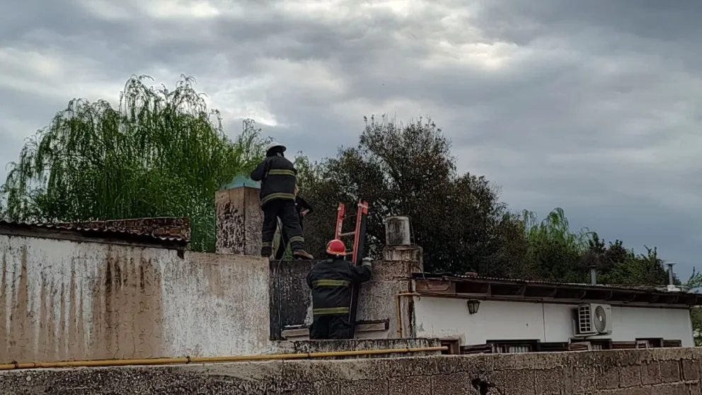 Bomberos Voluntarios trabajaron en un principio de incendio en calle Azcuénaga 