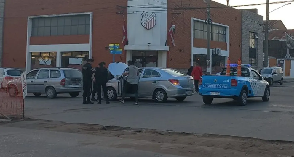Se produjo una colisión entre dos vehículos en la equina de Lavalle y Roca