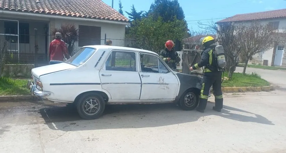 Bomberos Voluntarios contuvieron un incendio vehicular en el barrio Cooperativa