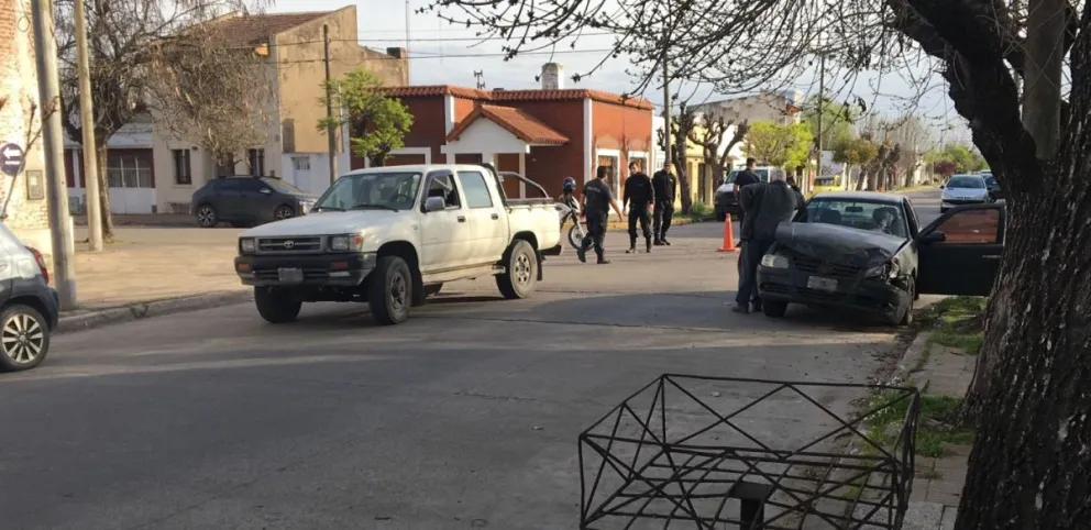 Colisión en planta urbana involucró a una camioneta y un automóvil