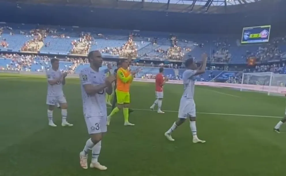 Fuertes cuestionamientos al DT de Lille, que puso tarde a Nacho Miramón