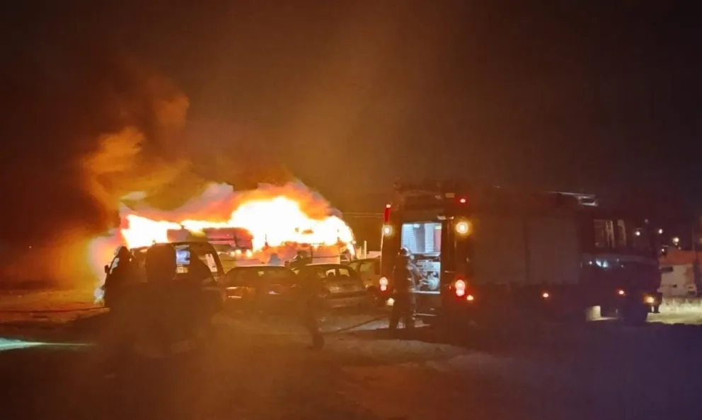 El fuego se apoderó de un colectivo en barrio Villa Diamante