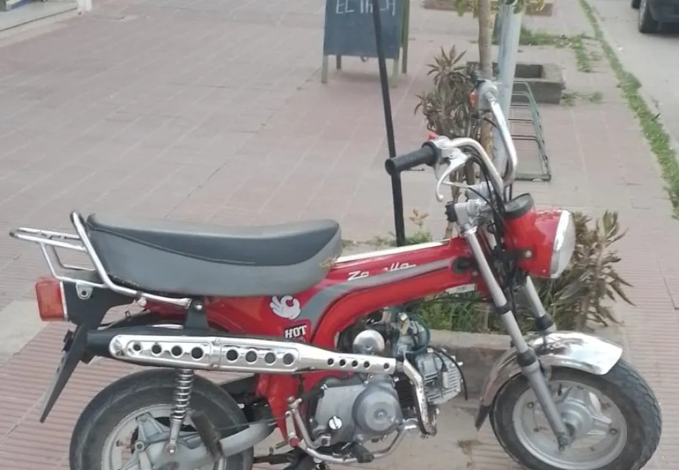 Una motociclista resultó hospitalizada tras sufrir una caída en pleno centro