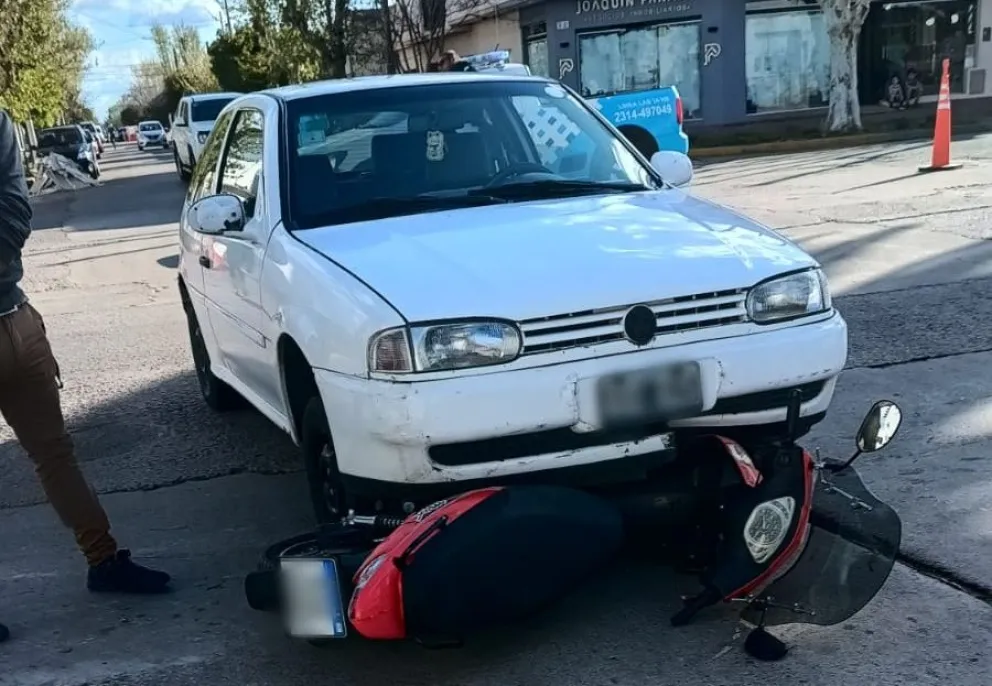Motociclista debió ser asistida por el SAME tras colisión en Venezuela y Paso