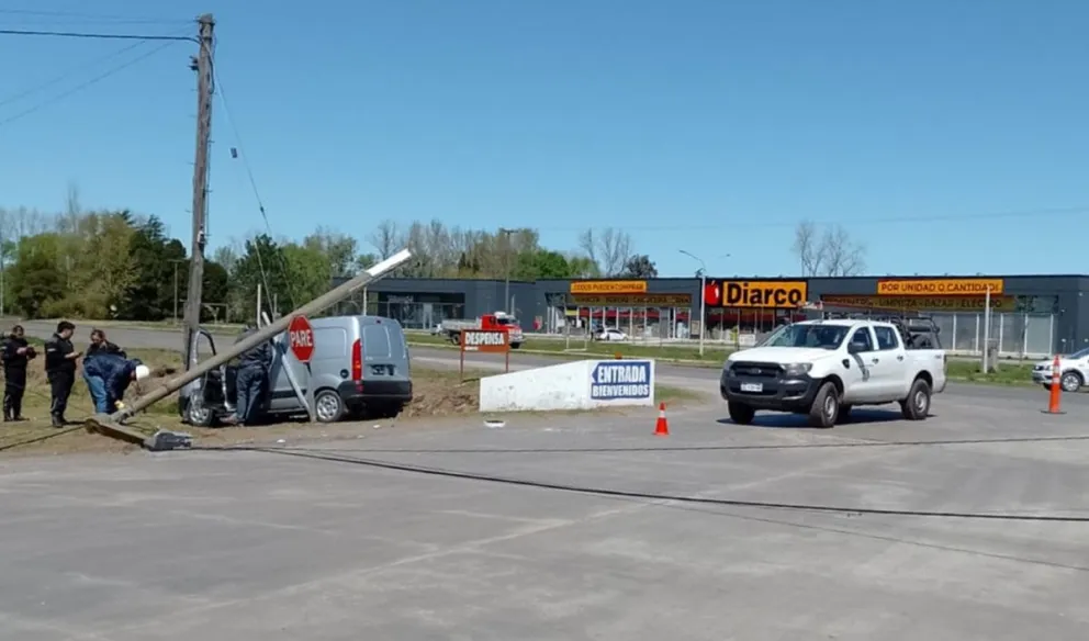 Colisión entre camionetas, impacto contra un poste e importantes daños materiales