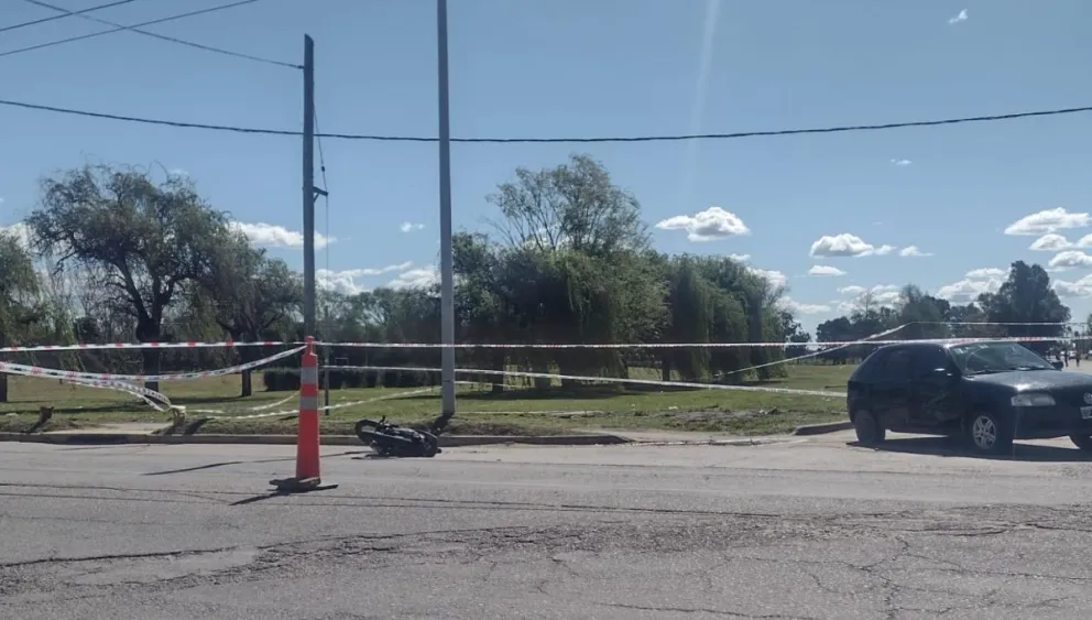 Se encuentra grave el motociclista que colisionó con un automóvil en avenida Mariano Unzué