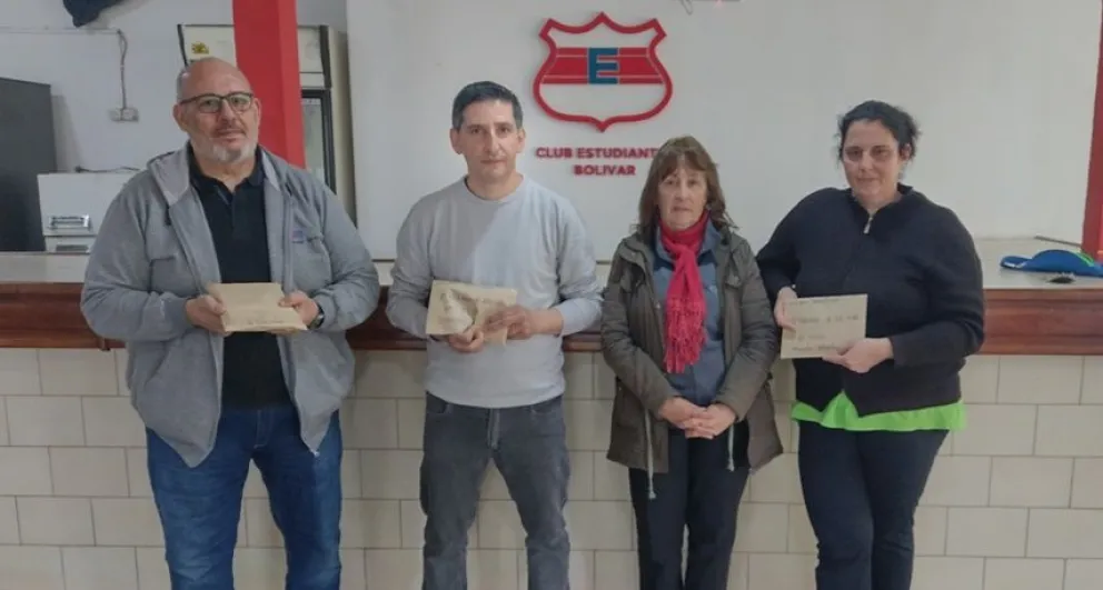 El Club Estudiantes entregó los premios del sorteo y una colaboración al Hogar San Francisco de Asís