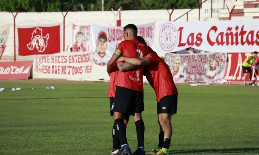 El Club Ciudad de Bolívar goleó en Mendoza y se afianza en lo más alto de la Zona 2