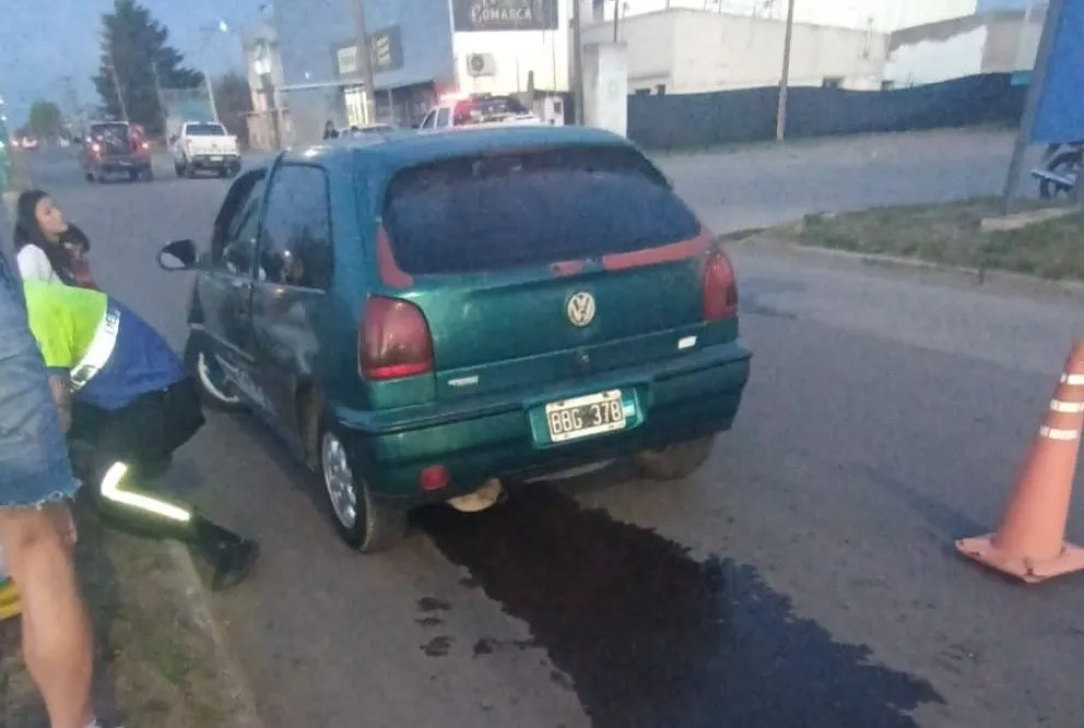 Un automóvil colisionó contra la rambla en avenida Mariano Unzué: el conductor fue hospitalizado 