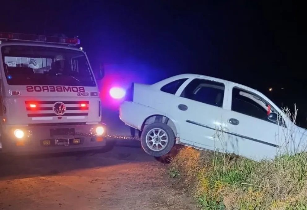 Un automóvil sufrió un despiste y cayó a la cuneta en la bajada de Mira - Mar 