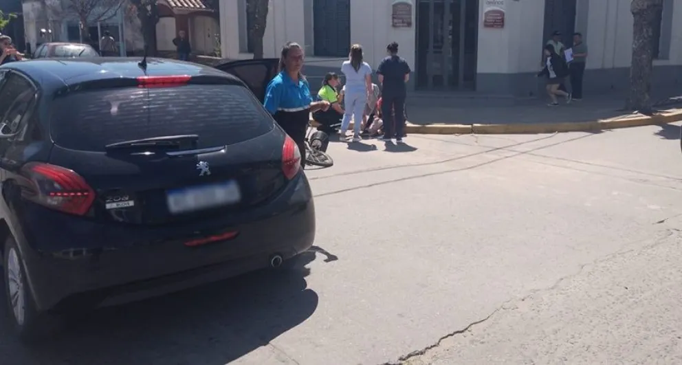 Dos personas que se trasladaban en bicicleta fueron hospitalizadas tras una colisión