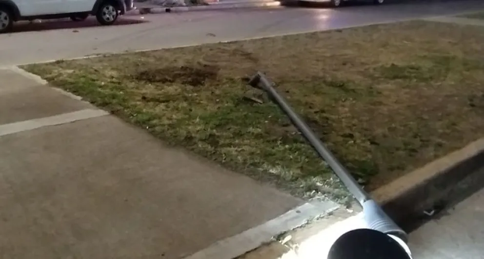 Un auto perdió el control, colisionó contra dos vehículos y un poste de luz 