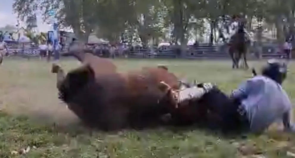 Se desmayó tras una caída en medio de una jineteada y su madre lo socorrió 