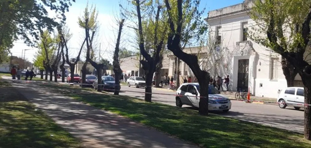 Identificaron a un joven que se encontraba desnudo frente a una escuela y fue llevado al hospital