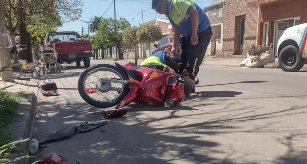 Una persona fue hospitalizada tras una colisión entre una moto y una camioneta