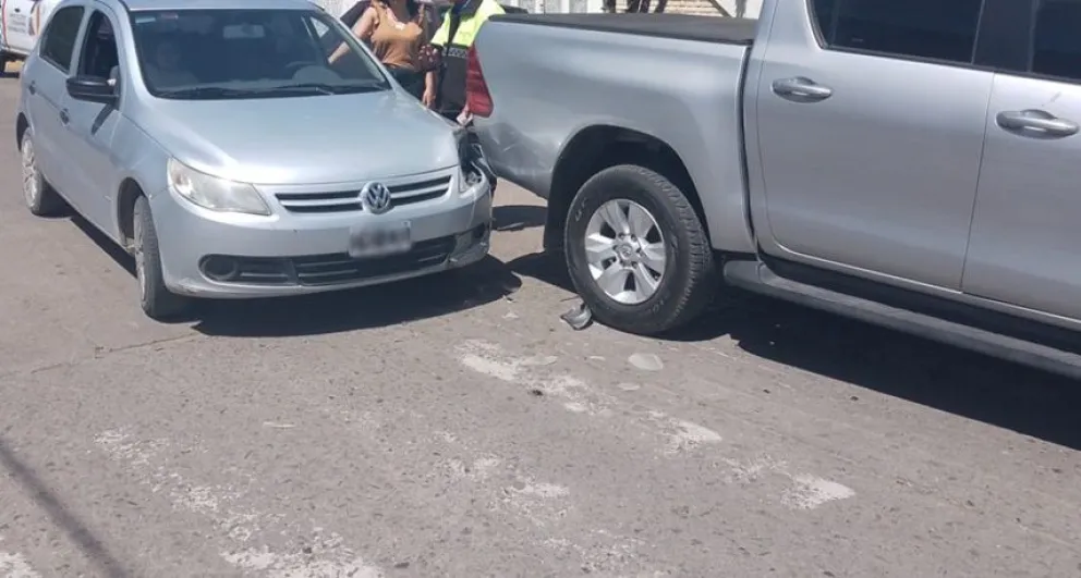 Un auto y una camioneta colisionaron en una esquina céntrica