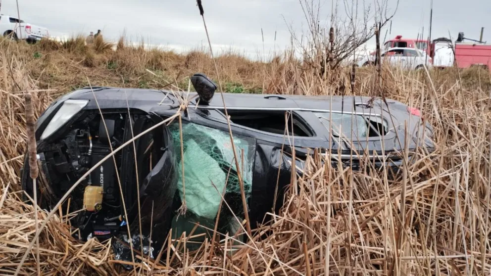 Colisión entre camionetas, despiste y vuelco en Ruta 65: un hombre fue hospitalizado