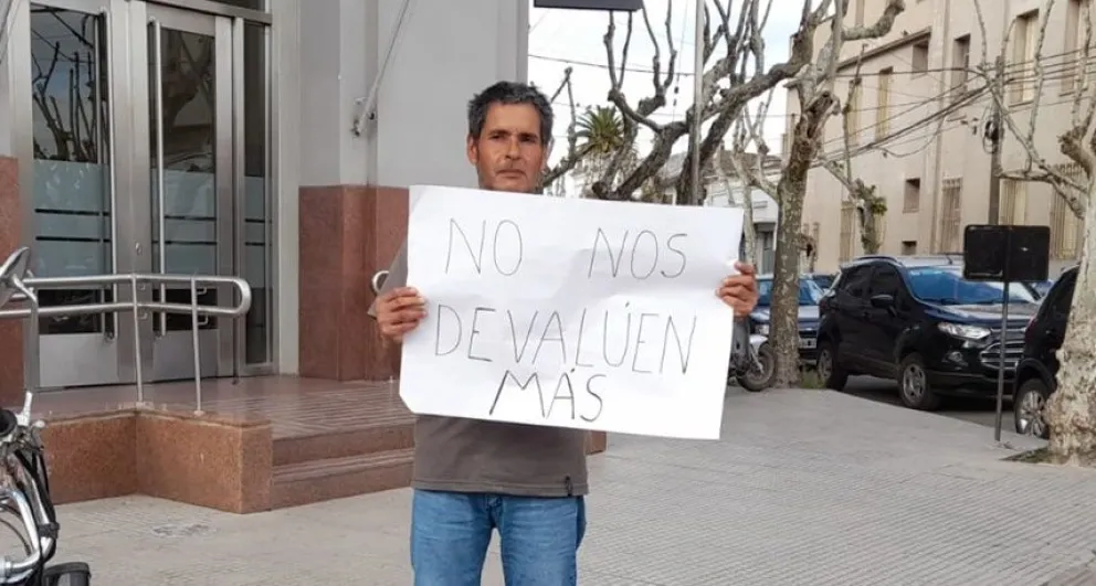 Modo elecciones: un hombre se paró durante horas en una esquina de Bolívar con un particular cartel