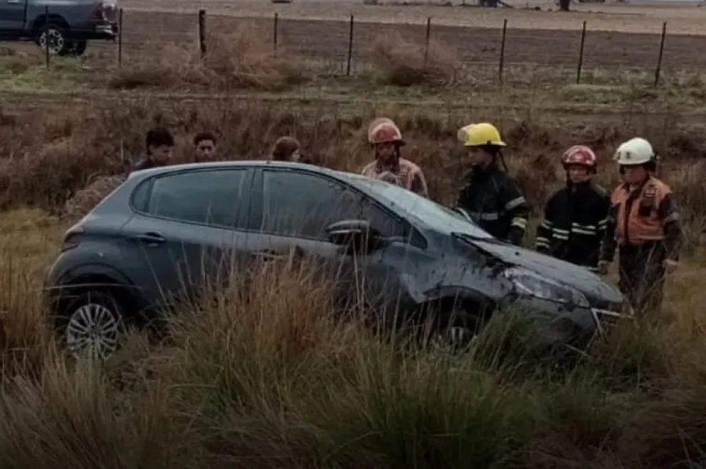 En medio de la lluvia, perdieron el control del auto y volcaron en la Ruta 65: una mujer hospitalizada