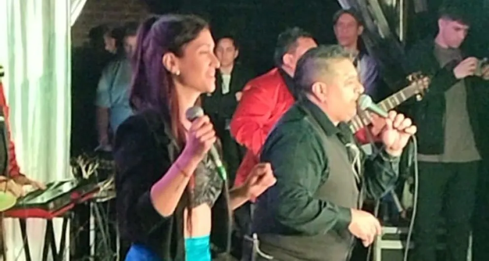 Jazmín cantó con el mítico Mario Luis en el Lunes de Pinar