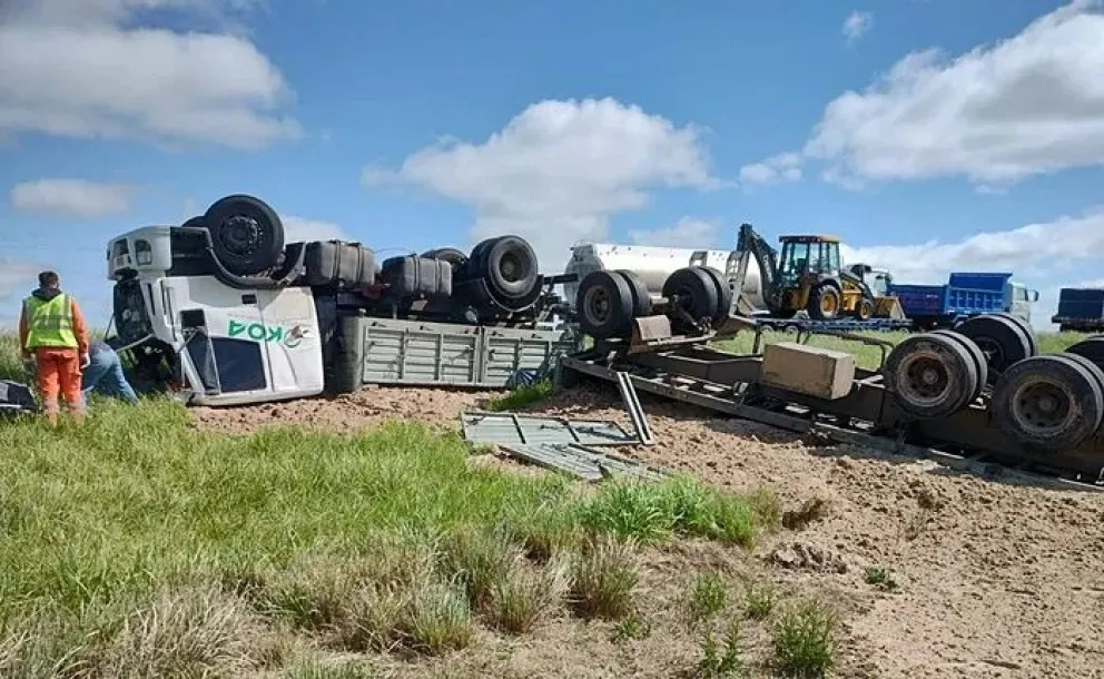 Tras un roce en Ruta 3, un camión sufrió un impactante vuelco y otro se dio a la fuga