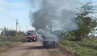 Un automóvil sufrió un incendio y fue asistido por Bomberos Voluntarios