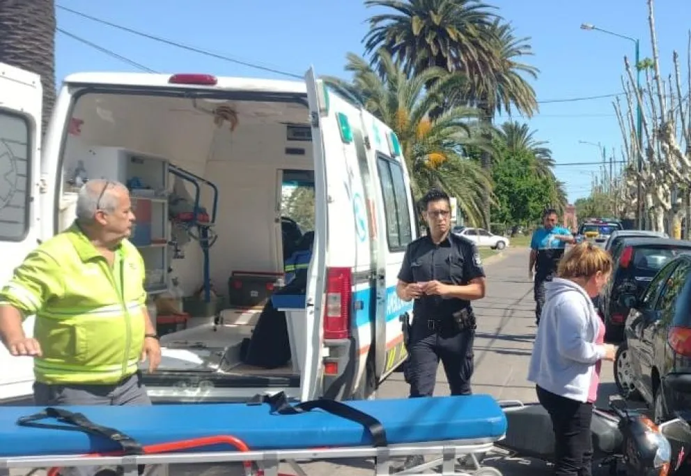 Una camioneta hizo marcha atrás, impactó a una moto y una mujer terminó hospitalizada