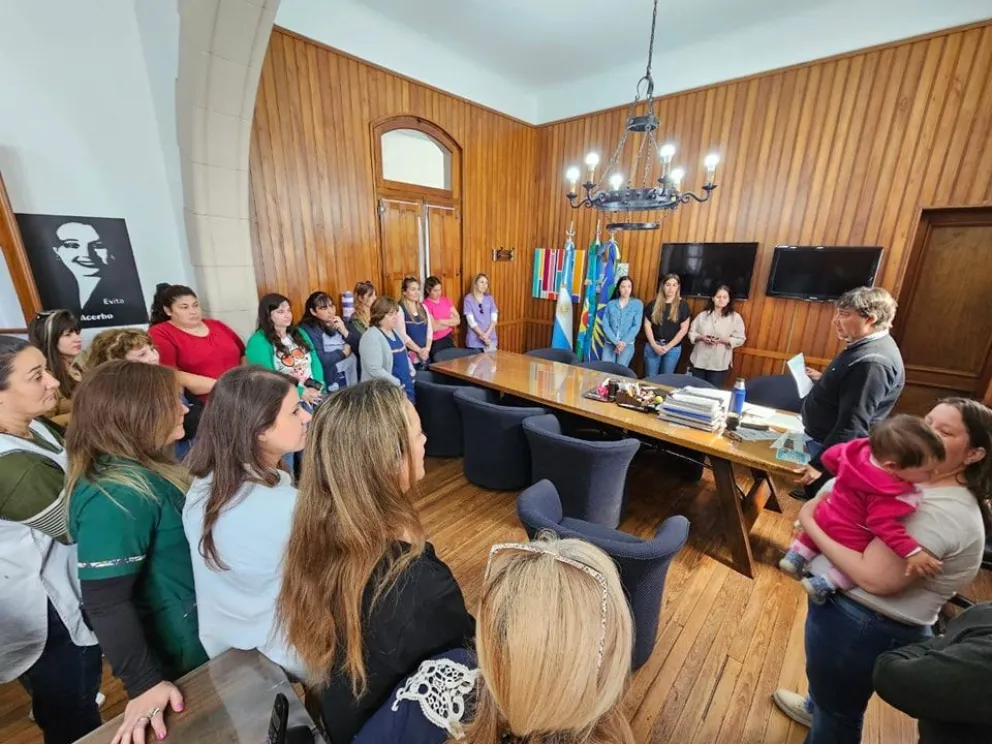 Reciclado: distinguieron a instituciones que acopiaron papeles y tapitas para la Fundación Garrahan