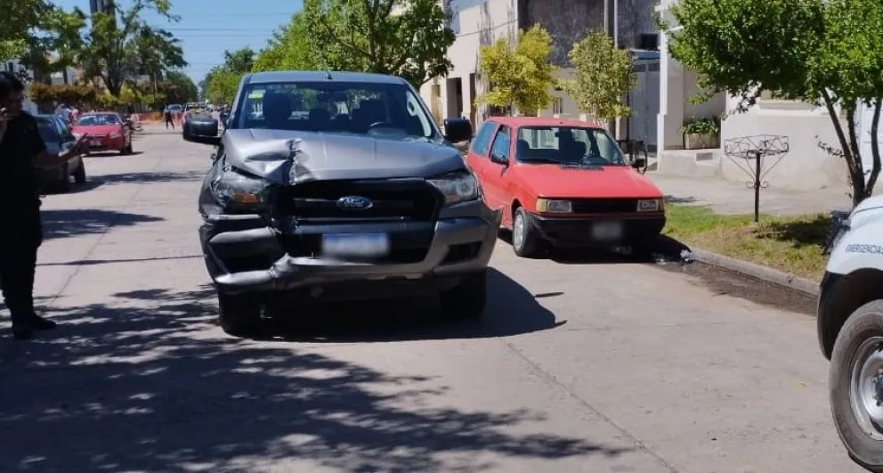 Manejaba una camioneta ajena, protagonizó un violento choque en pleno centro y fue aprehendido